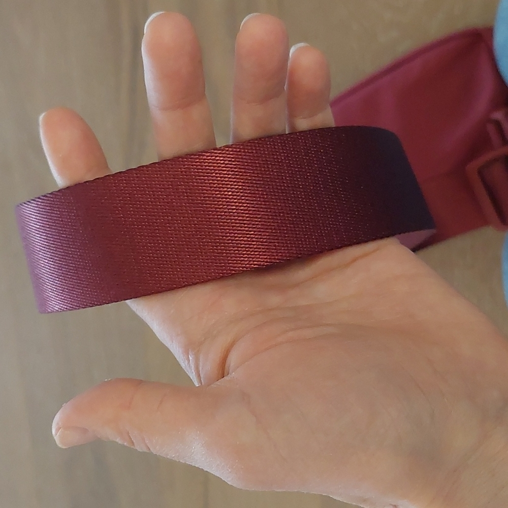 Brand New Lululemon Everywhere Belt Bag Mulled Wine - Picture 4 of 6